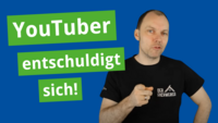 Ein YouTuber steht vor einem blauen Hintergrund und zeigt mit dem Finger auf die Kamera. Text in großen Buchstaben sagt: „YouTuber entschuldigt sich!“ Der YouTuber trägt ein schwarzes Shirt mit dem Aufdruck „DER FACHWERKER“.