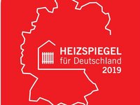 Logo mit dem Titel "HEIZSPIEGEL für Deutschland 2019". Die Grafik zeigt Umrisse von Deutschland in weiß auf rotem Hintergrund, ergänzt durch ein stilisiertes Heizkörper-Symbol.