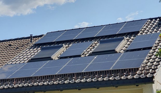 Vorschau von Altbau wird energieautarker mit Wärmepumpe, PV und Salzbatterie