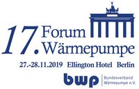Das Bild zeigt die Ankündigung des 17. Forums Wärmepumpe, das am 27. und 28. November 2019 im Ellington Hotel in Berlin stattfindet. Es ist in blauer Schrift gehalten und enthält das Logo des Bundesverbandes Wärmepumpe e.V.