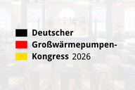 Schwarzer Text: "Deutscher Großwärmepumpen-Kongress 2026". Der Hintergrund zeigt einen Veranstaltungsraum mit Sitzgelegenheiten. Die Farben des Textes sind Schwarz, Rot und Gelb.