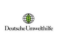 Logo der Deutschen Umwelthilfe: Eine stilisierte Weltkugel mit einem grünen Blatt in der Mitte. Darunter steht der Schriftzug „Deutsche Umwelthilfe“. Das Logo symbolisiert Umweltschutz und Nachhaltigkeit.