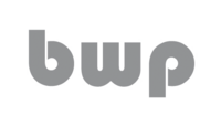 Das Bild zeigt das Logo "bwp" in grauer Schrift. Die Buchstaben sind modern und in verschiedenen Formen gestaltet, wobei das "b" und "p" abgerundet sind und das "w" eine markante Form hat.