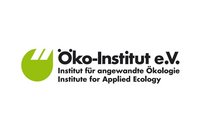 Logo des Öko-Instituts e.V., das den Namen "Öko-Institut" in schwarzer Schrift und den Untertitel "Institut für angewandte Ökologie / Institute for Applied Ecology" zeigt. Das Symbol beinhaltet einen grünen Kreis mit zwei stilisierten, weißen Elementen.