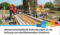 Zwei Männer in Schutzkleidung arbeiten an einer Bohranlage zur Nutzung von oberflächennaher Erdwärme. Im Vordergrund sind Rohre zu sehen. Im Hintergrund sind Bäume und ein Gebäude sichtbar. Der Text beschreibt wasserwirtschaftliche Anforderungen für diese Technologie.