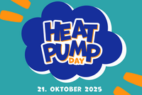 Textalternative: Ein farbenfrohes Design mit der Aufschrift „HEAT PUMP DAY“ in großen Buchstaben auf einem Wolken-ähnlichen Hintergrund. Das Datum „21. OKTOBER 2025“ steht darunter.