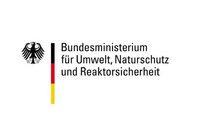 Logo des Bundesministeriums für Umwelt, Naturschutz und Reaktorsicherheit. Es zeigt einen Bundesadler sowie die Farben Schwarz, Rot und Gold der deutschen Flagge.