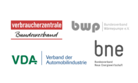 Eine Bildcollage mit Logos verschiedener Verbände: Verbraucherzentrale Bundesverband, bwp (Bundesverband Wärmepumpe e.V.), VDA (Verband der Automobilindustrie) und bne (Bundesverband Neue Energiewirtschaft). Die Logos sind in unterschiedlichen Schriftarten und Farben gestaltet.