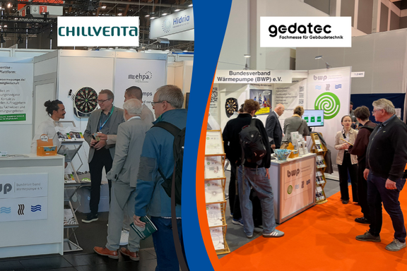 Messegelände mit zwei Ständen: Auf der linken Seite steht der Stand von CHILLVENTA, an dem Personen miteinander sprechen. Auf der rechten Seite ist der Stand von gedatec, wo Besucher Informationen erhalten. Viele Personen sind an beiden Ständen aktiv und informieren sich.