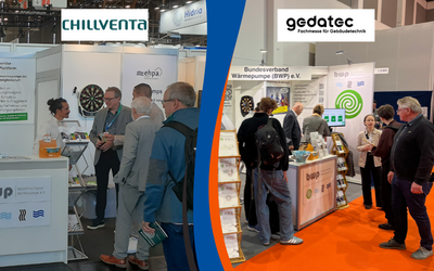 Messegelände mit zwei Ständen: Auf der linken Seite steht der Stand von CHILLVENTA, an dem Personen miteinander sprechen. Auf der rechten Seite ist der Stand von gedatec, wo Besucher Informationen erhalten. Viele Personen sind an beiden Ständen aktiv und informieren sich.