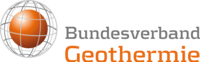 Logo des Bundesverbands Geothermie, bestehend aus einem stilisierten Globus mit einem orangefarbenen Punkt und dem Schriftzug „Bundesverband Geothermie“ in Grau und Orange. Das Bild symbolisiert die Förderung der Geothermie als nachhaltige Energiequelle.