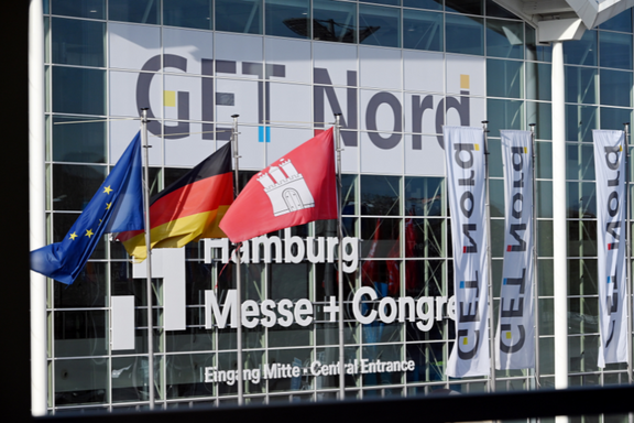 Fassade der Hamburg Messe mit dem Schriftzug "GET Nord". Es sind Flaggen der Europäischen Union, Deutschlands und Hamburgs zu sehen, sowie Banner mit dem Schriftzug "GET Nord".