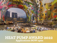 Eine große, farbenfrohe Markthalle gibt einen Blick auf Stände mit Lebensmitteln. Oberhalb sind lebendige Wandmalereien zu sehen. Ein Banner kündigt den HEAT PUMP AWARD 2022 an und informiert, dass die Bewerbungen jetzt geöffnet sind.