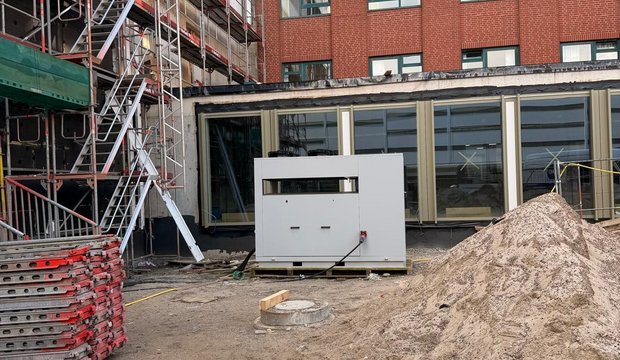 Vorschau von Mobile Wärmepumpen sichern die Wärmeversorgung einer Klinik