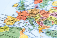 Eine detaillierte Landkarte Europas mit den Ländern Deutschland, Frankreich, Spanien, Italien und den Benelux-Staaten. Die Hauptstädte sind deutlich hervorgehoben, darunter Berlin, Paris und Madrid. Die Karte zeigt außerdem geografische Merkmale wie das Mittelmeer im Süden.