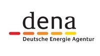 Logo der Deutschen Energie-Agentur (dena). Der Schriftzug "dena" ist in schwarzer Schrift mit bunten Streifen darunter in Rot, Orange und Gelb. Darunter steht "Deutsche Energie-Agentur" in schwarzer Schrift. Das Logo repräsentiert die Agentur für Energieeffizienz und erneuerbare Energien in Deutschland.