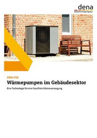 Das Bild zeigt einen Wärmepumpen-Außengerät neben einer Backsteinwand, mit einem Fenster auf der linken Seite und einer Holzbank. Es handelt sich um eine Analyse zu Wärmepumpen im Gebäudesektor, die auf fossile Wärmesysteme verzichten.