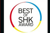 Das Bild zeigt ein kreisförmiges Design mit den Farben Rot, Blau und Gelb. In der Mitte steht der Schriftzug "BEST OF SHK AWARD" in schwarzer Schrift. Es handelt sich um eine Auszeichnung, die vermutlich für herausragende Leistungen im SHK-Bereich verliehen wird.