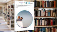 Ein Dokument mit dem Titel "Das Klimaschutz-Sofortprogramm" steht im Vordergrund. Es erklärt 22 Eckpunkte für die ersten 100 Tage der neuen Bundesregierung. Im Hintergrund sind Bücherregale in einer Bibliothek zu sehen.