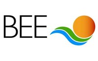 Logo mit dem Schriftzug "BEE" links und einem grafischen Element rechts: ein orangefarbener Kreis, der eine Sonne darstellt, flankiert von blauen und grünen Wellen.