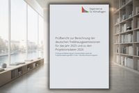 Ein Dokument mit dem Titel "Prüfbericht zur Berechnung der deutschen Treibhausgasemissionen für das Jahr 2025 und zu den Projektdaten 2026" ist im Vordergrund. Das Logo des "Expertentrat für Klimafragen" ist oben rechts sichtbar. Hintergrund: Ein Raum mit einem Fenster und Regalen.