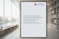 Ein Dokument mit dem Titel "Prüfbericht zur Berechnung der deutschen Treibhausgasemissionen für das Jahr 2025 und zu den Projektdaten 2026" ist im Vordergrund. Das Logo des "Expertentrat für Klimafragen" ist oben rechts sichtbar. Hintergrund: Ein Raum mit einem Fenster und Regalen.