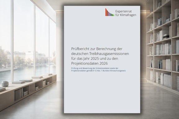 Ein Dokument mit dem Titel "Prüfbericht zur Berechnung der deutschen Treibhausgasemissionen für das Jahr 2025 und zu den Projektdaten 2026" ist im Vordergrund. Das Logo des "Expertentrat für Klimafragen" ist oben rechts sichtbar. Hintergrund: Ein Raum mit einem Fenster und Regalen.