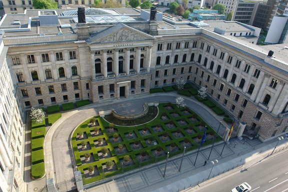 1_Bundesrat_Gebaeude_aussen_Bundesratoffiziell.JPG  