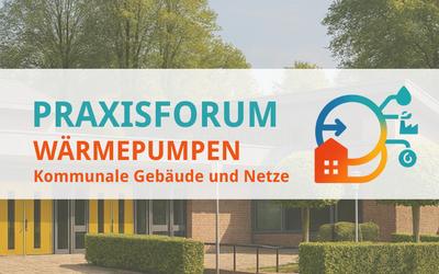 Das Bild zeigt den Titel „Praxisforum Wärmepumpen“ mit dem Untertitel „Kommunale Gebäude und Netze“. Im Hintergrund ist ein modernes Gebäude mit grünen Bäumen und einem gepflegten Außenbereich sichtbar. Farben: Blau, Orange und Weiß dominieren die Schrift.