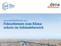 Das Bild zeigt den Titel des "dena-Gebäudereport 2021", der sich mit Klimaschutzthemen im Gebäudebereich beschäftigt. Im Hintergrund ist eine weitläufige Stadtlandschaft zu sehen, die in sanften Farben gehalten ist.
