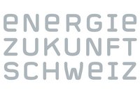 Text in grauen Buchstaben: „Energie Zukunft Schweiz“ anzusehen, angeordnet in drei Zeilen. Der Fokus liegt auf Themen der Energie und Zukunft in der Schweiz.