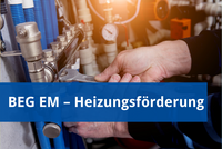 Zwei Hände arbeiten an einem Heizungsrohr mit einem Schraubenschlüssel. Im Hintergrund sind verschiedene Rohre und Geräte sichtbar. Der Text „BEG EM – Heizungsförderung“ ist deutlich im Vordergrund zu sehen.