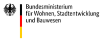 Das Bild zeigt das Logo des Bundesministeriums für Wohnen, Stadtentwicklung und Bauwesen in Deutschland. Es enthält einen deutschen Adler sowie die Farben Schwarz, Rot und Gold in vertikaler Anordnung. Der Text beschreibt den Namen des Ministeriums.
