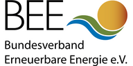 Logo des Bundesverbands Erneuerbare Energie (BEE). Der Text beinhaltet die Abkürzung "BEE" und den vollständigen Namen des Verbands in deutscher Sprache. Das Logo zeigt eine stilisierte Sonne und Wellen, die Erneuerbare Energien symbolisieren.