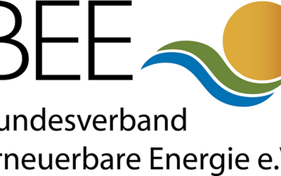 Logo des Bundesverbands Erneuerbare Energie (BEE). Der Text beinhaltet die Abkürzung "BEE" und den vollständigen Namen des Verbands in deutscher Sprache. Das Logo zeigt eine stilisierte Sonne und Wellen, die Erneuerbare Energien symbolisieren.