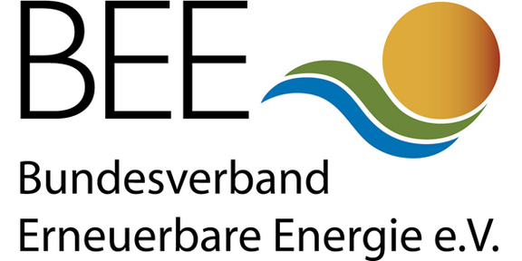 Logo des Bundesverbands Erneuerbare Energie (BEE). Der Text beinhaltet die Abkürzung "BEE" und den vollständigen Namen des Verbands in deutscher Sprache. Das Logo zeigt eine stilisierte Sonne und Wellen, die Erneuerbare Energien symbolisieren.