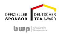 Logo des Deutschen TGA-Awards, das den offiziellen Sponsor, den Bundesverband Wärmepumpe e.V. (bwp), präsentiert. Die textliche Darstellung umfasst „Offizieller Sponsor“ und „Deutscher TGA-Award“ in markanten Schriftarten. Oben ist die deutsche Flagge angedeutet.