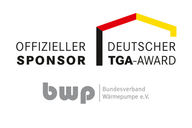Logo des Deutschen TGA-Awards, das den offiziellen Sponsor, den Bundesverband Wärmepumpe e.V. (bwp), präsentiert. Die textliche Darstellung umfasst „Offizieller Sponsor“ und „Deutscher TGA-Award“ in markanten Schriftarten. Oben ist die deutsche Flagge angedeutet.