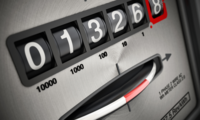 Das Bild zeigt einen Zähler mit digitalen Ziffern. Die aktuelle Anzeige zeigt die Zahlen 013268 an. Der Zähler ist auf einem metallischen Hintergrund platziert, mit einer Öffnung für eine Ablesung oder eine Verbindung.