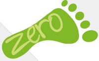 Grüne Fußabdruck-Silhouette mit dem Wort „Zero“ in geschwungener Schrift innerhalb des Fußabdrucks. Die Grafik vermittelt ein umweltbewusstes oder nachhaltiges Thema.