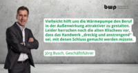 Ein Mann in einem Anzug steht vor einer grauen Wand. Er spricht über die Möglichkeit, die Wärmepumpe attraktiver zu gestalten, um alte Klischees über das Handwerk als „dreieckig und anstrengend“ zu überwinden. Der Text erwähnt Jörg Busch, Geschäftsführer.