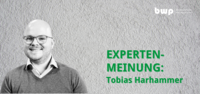 Porträt von Tobias Harhammer, der in einem grauen Pullover mit Brille lächelt. Rechts steht in grüner Schrift "EXPERTENMEINUNG: Tobias Harhammer". Der Hintergrund ist in hellem Grau gehalten.