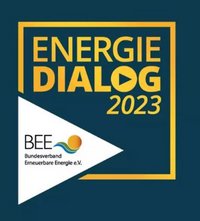 Das Bild zeigt das Logo des "Energie Dialog 2023". Der Titel ist in großen, gelben Buchstaben auf einem dunkelblauen Hintergrund zu sehen. Unten links steht "BEE" für den Bundesverband Erneuerbare Energie e.V., ergänzt durch ein grafisches Element mit einer Welle und einer Sonne.