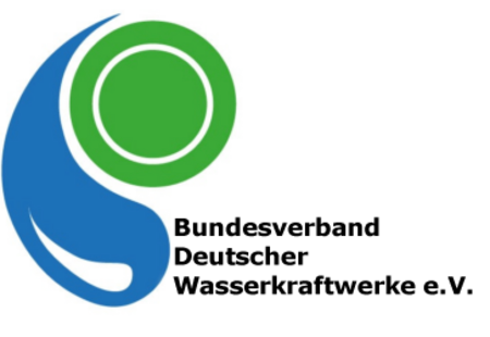 Logo mit einem blauen geschwungenen Element und einem grünen Punkt in der Mitte, das organische Formen suggeriert. Darunter steht der Text "Energiewende".