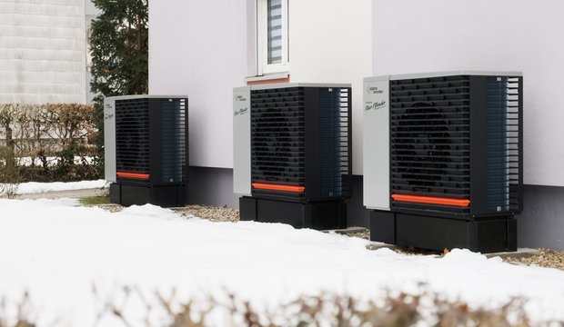 Vorschau von 1950er-Mehrfamilienhaus setzt auf Wärmepumpe
