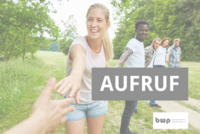 Eine Gruppe junger Menschen steht auf einem Weg in der Natur. Eine Frau hält ihre Hand freundlich aus und lächelt. Der Text "AUFRUF" ist in großen Buchstaben zentriert. Das Bild vermittelt ein Gefühl von Gemeinschaft und Einladung.