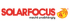 Alternativtext: Logo von SOLARFOCUS, das den Slogan "macht unabhängig" zeigt. Das Design besteht aus roten Buchstaben und einem grafischen Element, das von einem Feuer symbolisiert wird. Das Logo vermittelt den Fokus auf energieunabhängige Lösungen.