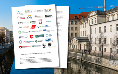 Das Bild zeigt mehrere Dokumente mit Logos verschiedener Organisationen, die auf einem Tisch liegen. Im Hintergrund ist ein urbanes Wasserstraßenszenario mit Gebäuden und Bäumen zu sehen. Die Unterlage kündigt eine offizielle Veranstaltung im Rahmen eines Projekts an.