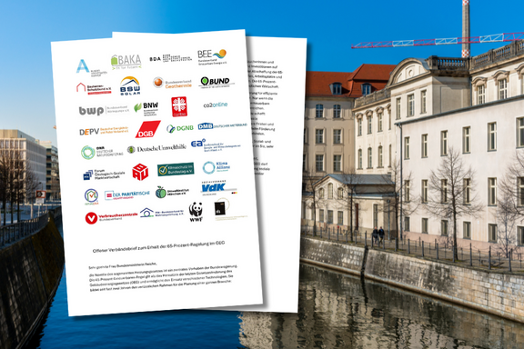 Das Bild zeigt mehrere Dokumente mit Logos verschiedener Organisationen, die auf einem Tisch liegen. Im Hintergrund ist ein urbanes Wasserstraßenszenario mit Gebäuden und Bäumen zu sehen. Die Unterlage kündigt eine offizielle Veranstaltung im Rahmen eines Projekts an.