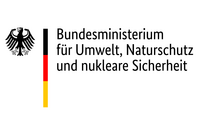 Logo des Bundesministeriums für Umwelt, Naturschutz und nukleare Sicherheit. Der Schriftzug beinhaltet den Namen des Ministeriums und wird von einem stilisierten Bundesadler sowie Farbstreifen in Schwarz, Rot und Gold begleitet.
